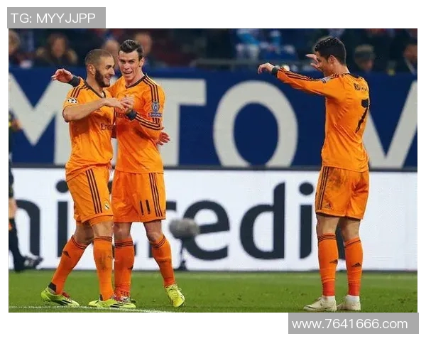 足球明星配对连线图揭示球员默契与合作关系的深度分析与探讨 足球明星配对连线图揭示球员默契与合作关系的深度分析与探讨