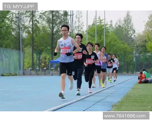 退役足球明星在晨曦中跑步的动人瞬间展现运动魅力与坚持精神 退役足球明星在晨曦中跑步的动人瞬间展现运动魅力与坚持精神